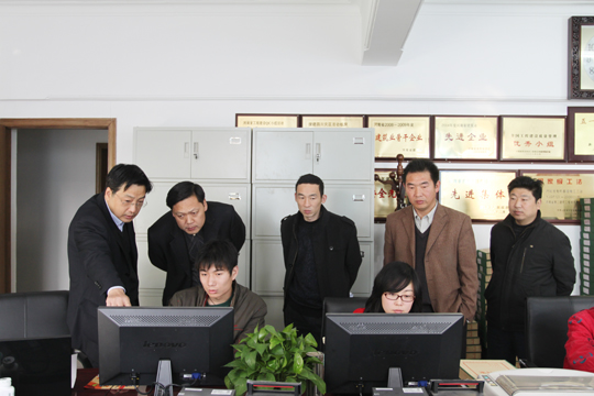 ?？偤拖嚓P(guān)部門領(lǐng)導(dǎo)在察看實施人員錄入檔案條目