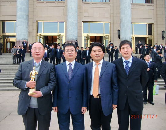 董事長黃道元和總工程師王慶偉、項目經(jīng)理雒加巖、李海峰在人民大會堂前合影