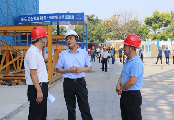 牛小昌副董事長陪同鄭州大學吳宏陽副校長現(xiàn)場觀摩 .jpg