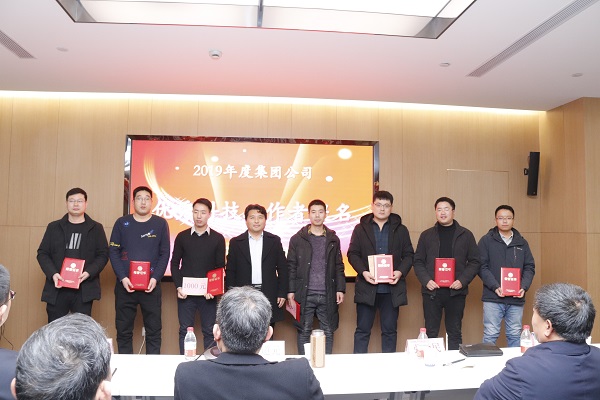 11、集團(tuán)公司副董事長(zhǎng)、技術(shù)委員會(huì)主任王慶偉為“優(yōu)秀科技工作者提名”頒發(fā)榮譽(yù)證書.JPG