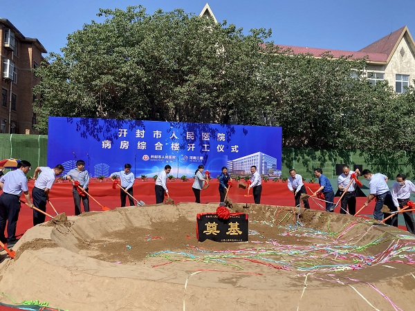 4出席開工儀式的各位領(lǐng)導(dǎo)共同為項(xiàng)目培土奠基.jpg 4出席開工儀式的各位領(lǐng)導(dǎo)共同為項(xiàng)目培土奠基.jpg