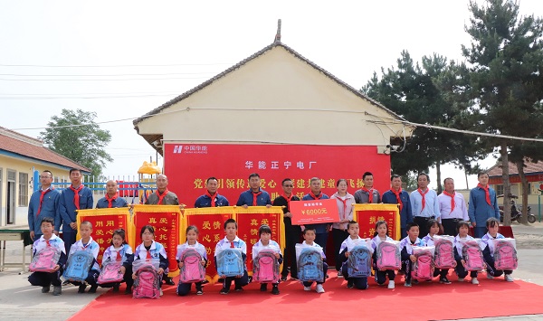 2、捐資助學(xué)活動人員合影.jpg