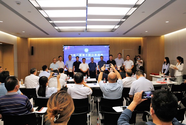 向各基層黨委、總支單位頒贈《二建好故事》.JPG