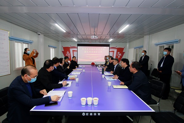 1.省住房城鄉(xiāng)建設(shè)廳及新鄉(xiāng)市、輝縣市等多方領(lǐng)導(dǎo)視察輝縣市冀屯鎮(zhèn)村民住房災(zāi)后重建集中安置項(xiàng)目.JPG