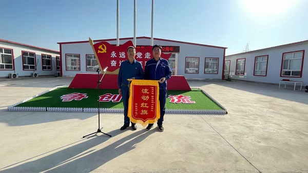 1、華能正寧電廠廠長(zhǎng)王興俊向河南二建正寧項(xiàng)目部黨支部授予流動(dòng)紅旗.jpg