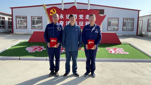 2、華能正寧項(xiàng)目部黨員李輝、王登位榮獲“黨建引領(lǐng)、聯(lián)建共建”先進(jìn)個(gè)人.jpg