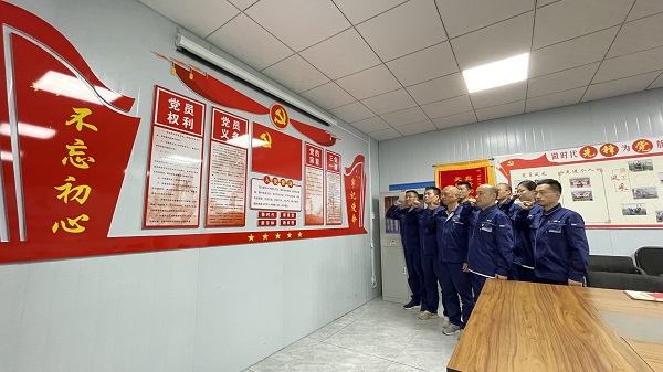 4、華能正寧項(xiàng)目部黨支部組織黨員重溫入黨誓詞.jpg