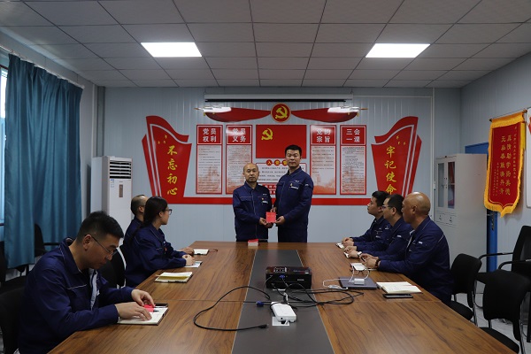 5、華能正寧項(xiàng)目部黨支部為黨員發(fā)放黨章.jpg